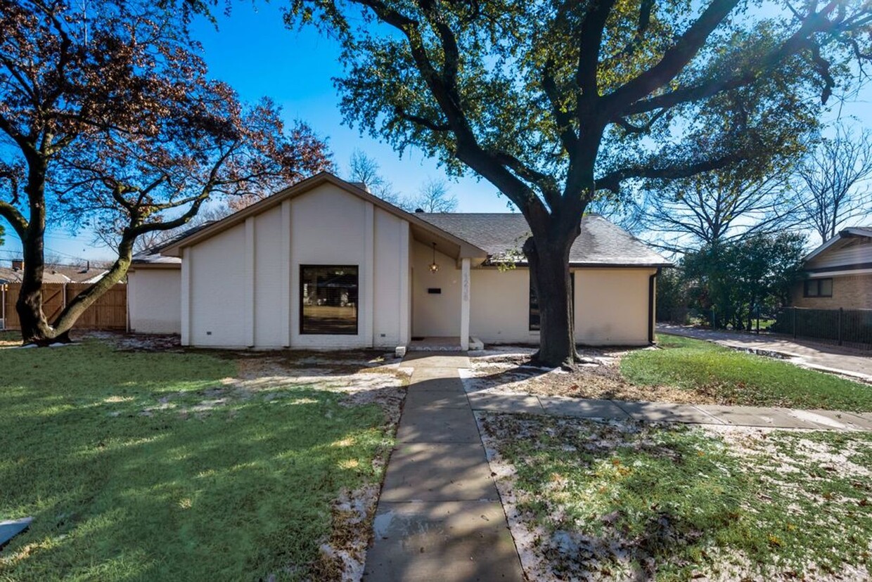 Foto principal - Recently Renovated 4-bed 3-bath in Dallas'...