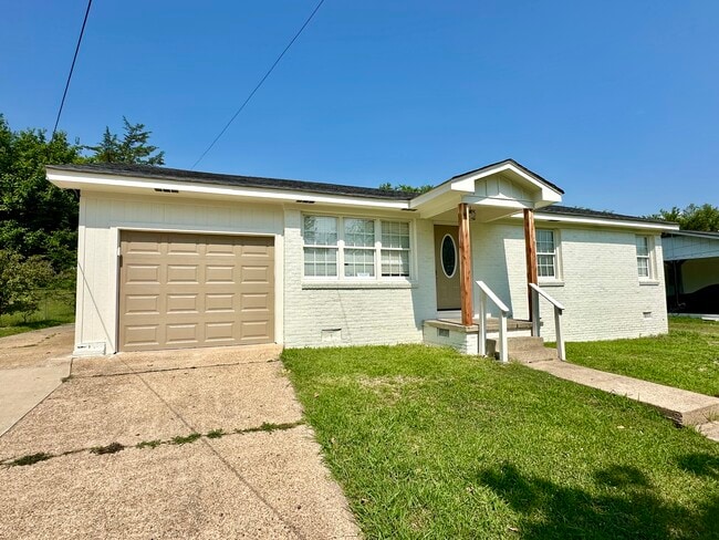 Building Photo - 916 Lynden Blvd