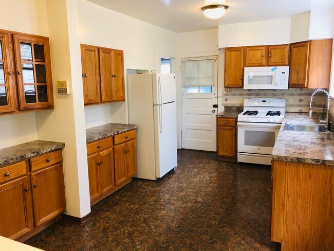 Building Photo - 5933 N Artesian Ave