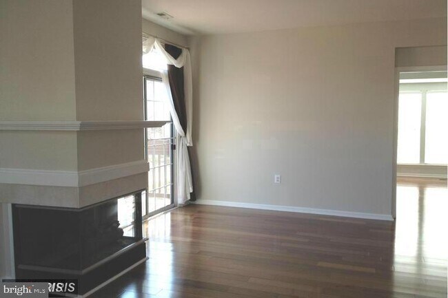 Foto del edificio - 4060 Fountainside Ln