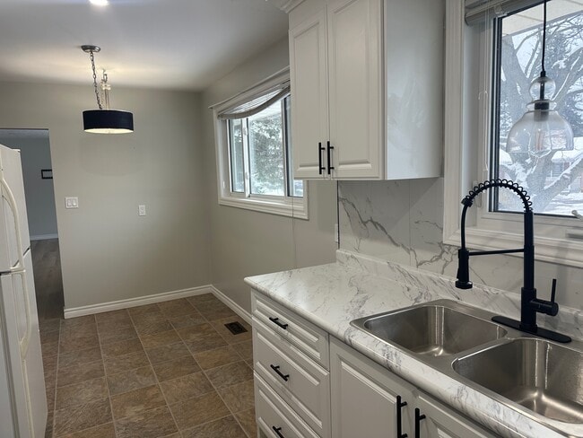 Photo du bâtiment - Fantastic 3-Bedroom Main Floor Apartment for Rent in Bowmanville