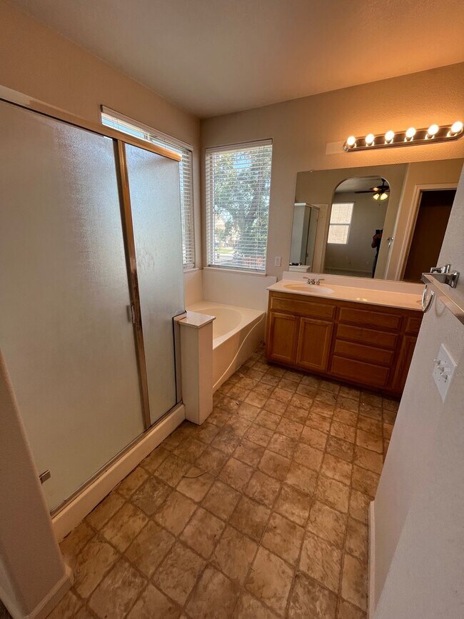 Foto del edificio - 5 Bed | 3.5 Bath | 2368 SF | 2 Car garage | Two Story | Tenant pays $175 for WS&G