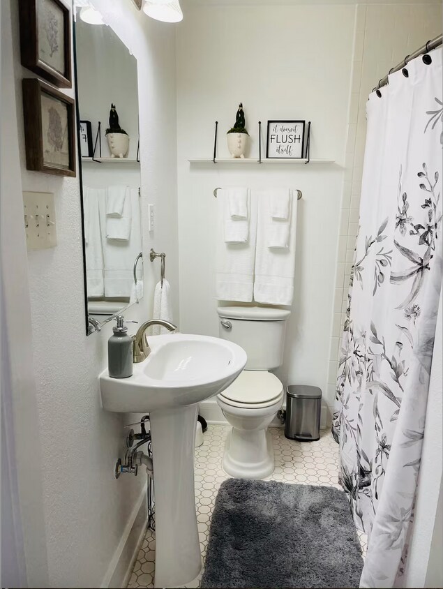 Baño completo en la planta alta con bañera - 847 W 24th St