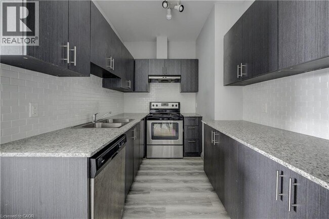 Building Photo - 275 Larch St