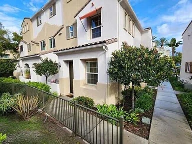 Foto del edificio - Updated with Pool, 3 Bd 2.5 Ba Chula Vista...