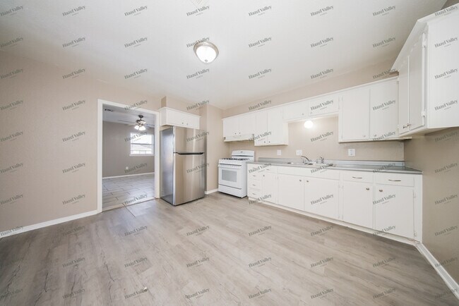 Foto del edificio - 8801 S Fairview Dr