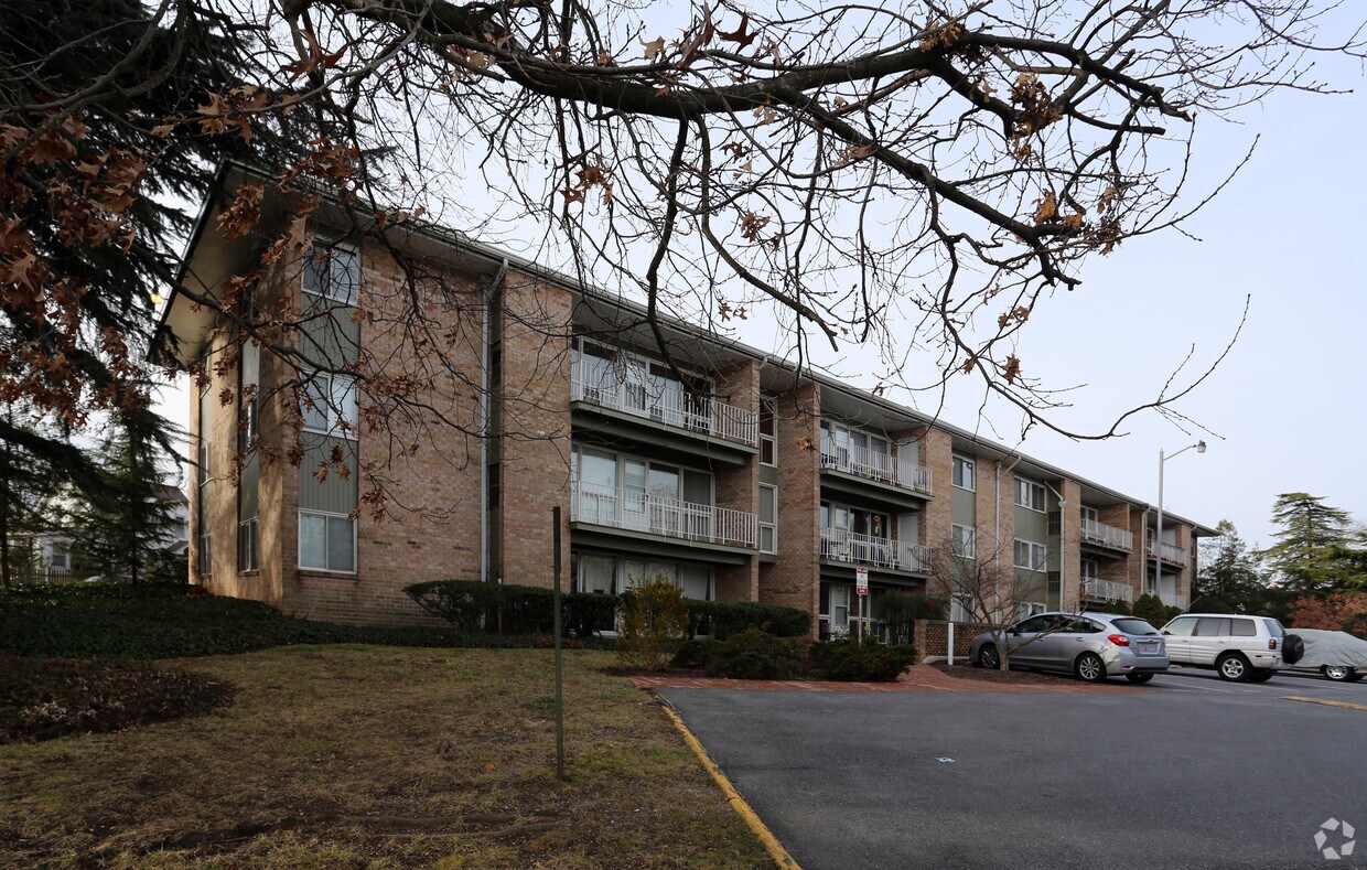 Building Photo - 22 Manor Cir