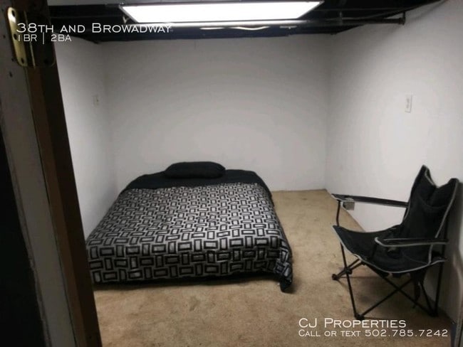 Building Photo - 38th and Broadway Room Share