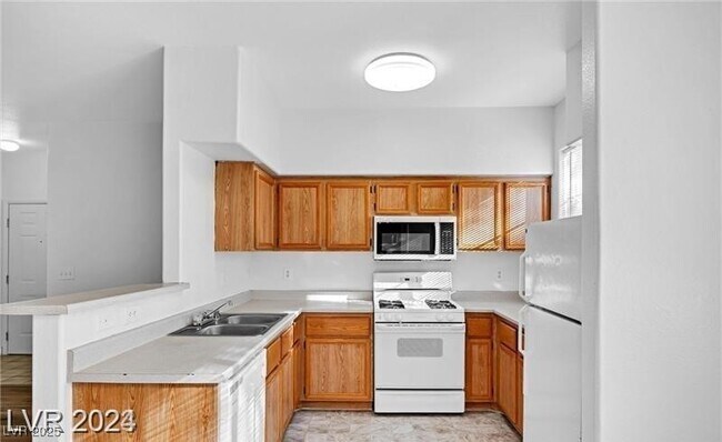 Foto del edificio - 9050 W Warm Springs Rd