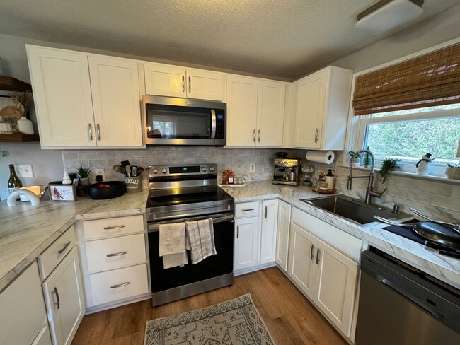 Building Photo - Charming 2 Bed, 1.5 Bath Raised Ranch
