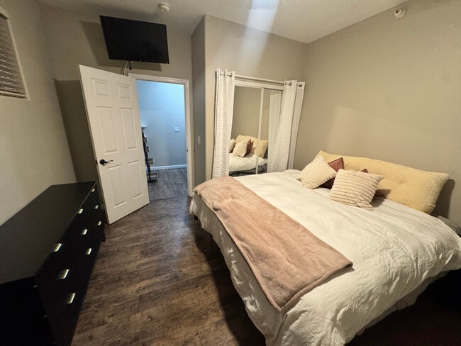 Building Photo - 2423 W Silverton Dr