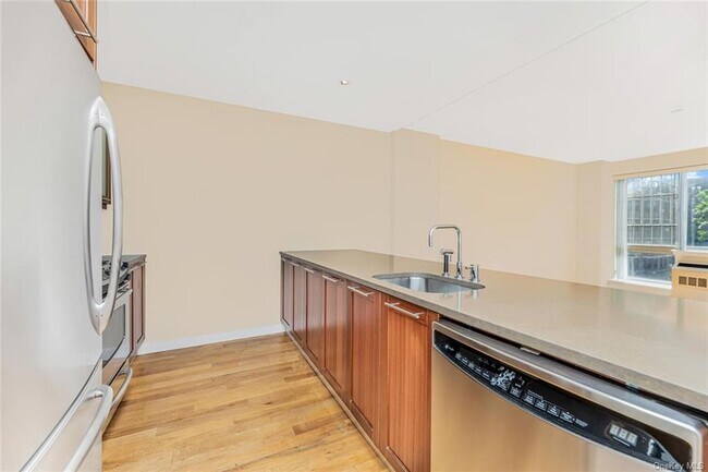 Foto del edificio - 460 W 236th St