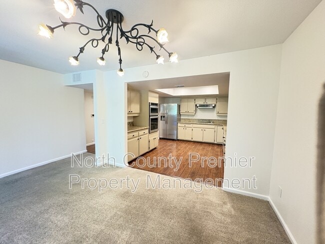 Building Photo - 2420 Torrey Pines Rd