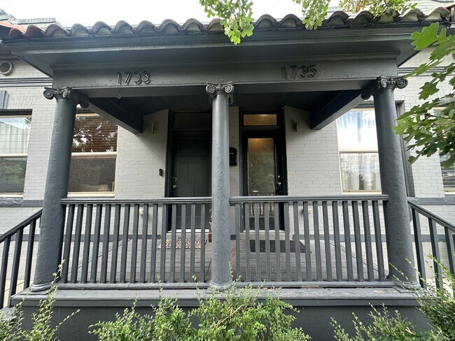 Building Photo - Beautiful Updated Rowhouse/townhome across...