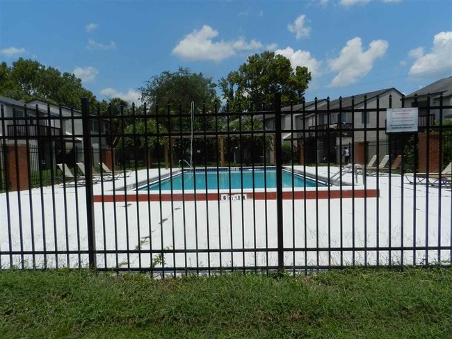 Building Photo - 1325 Airport Dr