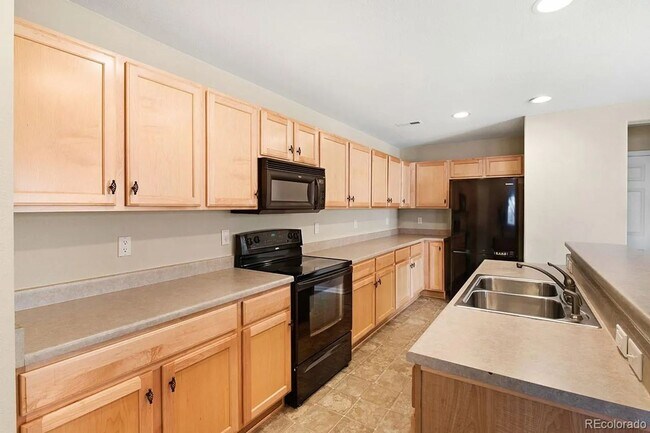 Foto del edificio - Bright Open-Concept Condo with 1-Car Garage in Prime Commuter Location