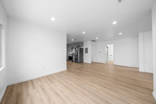 Building Photo - 1537 N Kingsley Dr