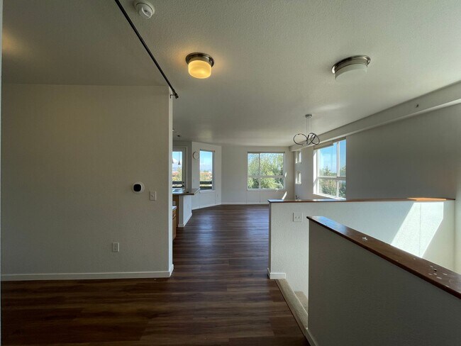 Building Photo - Beautiful and Bright 2B/2.5B off 28th and ...