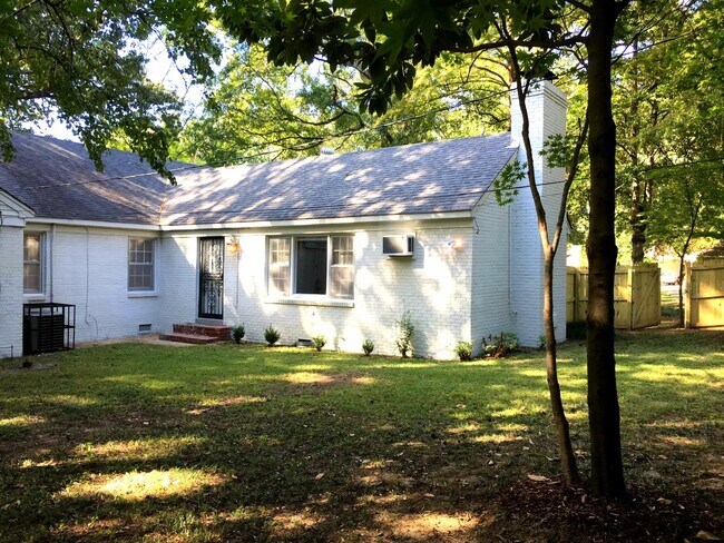 Building Photo - 1/2 First Full Month's Rent in East Memphis! 3brs/2bas and over 2000 sq ft. Fenced back yard. Pet...
