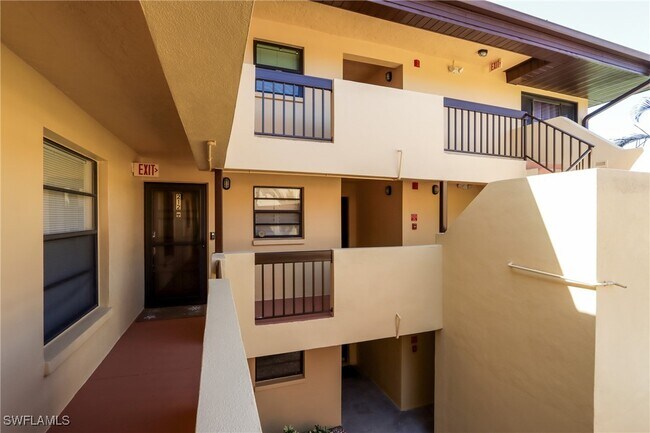 Foto del edificio - 6110 Whiskey Creek Dr