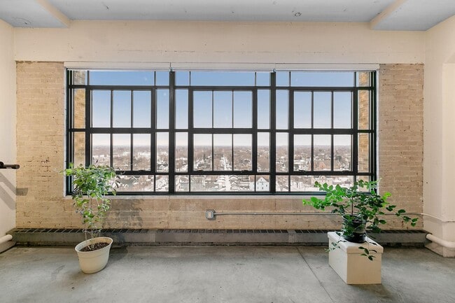 Building Photo - 2929 Chicago Avenue 1018