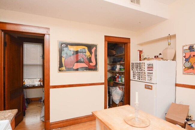 Foto del edificio - 2 Bedroom, 1 Bath in Ukrainian Village (Io...