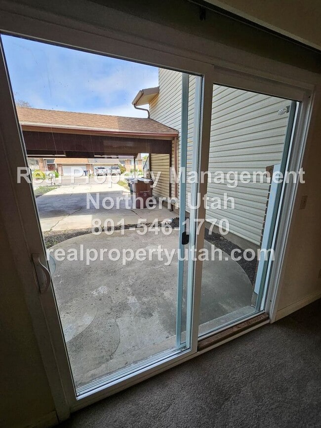 Building Photo - 2 Bedroom 1.5 Bath Townhome in Roy Coming Soon