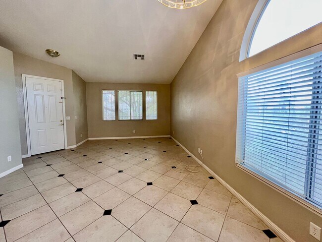 Building Photo - Single Story 3 Bedroom Home with bonus room!!