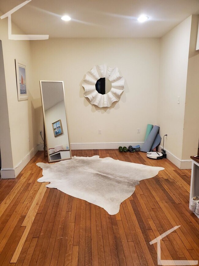 Foto del edificio - Nicely updated condo in Brookline.