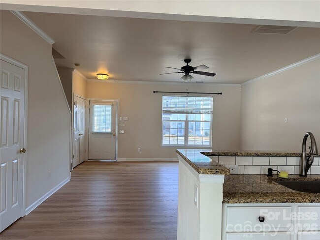 Foto del edificio - 6836 Rothchild Dr