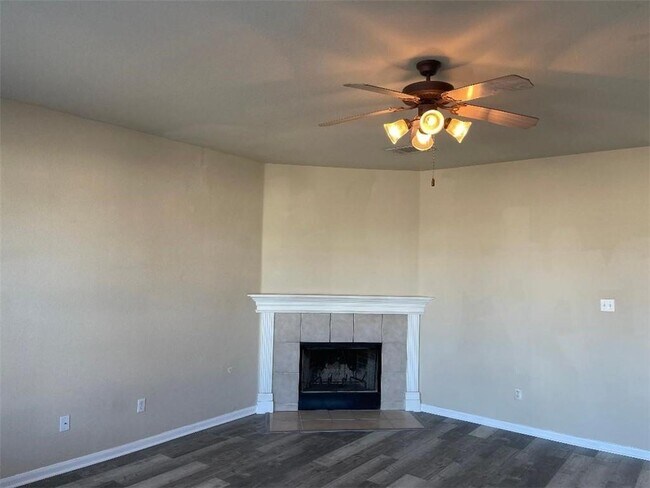Foto del edificio - 9215 Pioneer Forest Dr