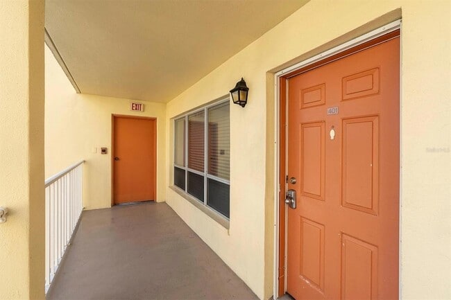 Building Photo - 9000 Commodore Dr
