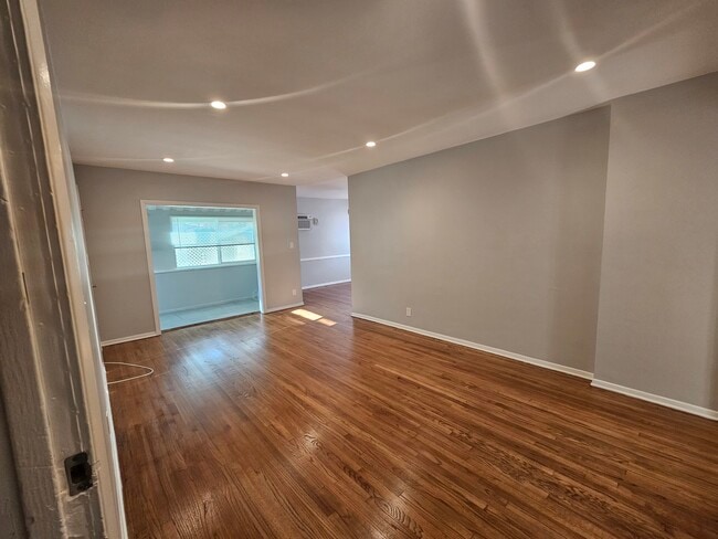 LR - 1227 S Holt Ave