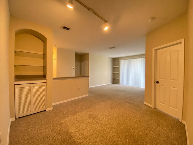 Building Photo - 2BD/2BA Visconti Condo with Lake Views!
