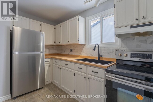 Building Photo - 766-766 Cataraqui Woods Dr