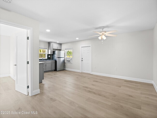 Foto del edificio - 101 Deland Ave