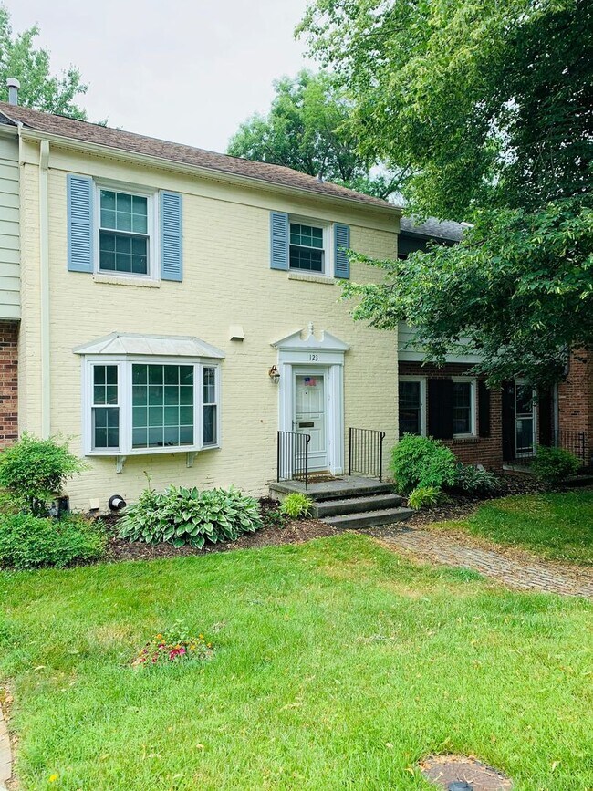 Building Photo - 3 Bedroom 2.5 Bath Townhouse