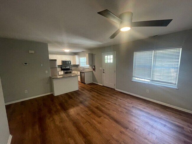 Building Photo - Single Family Home close to UNCW - Student...