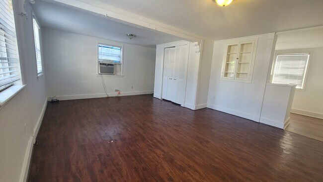 Unidad 1 - Interior - Avondale and Crocker Street Apartments