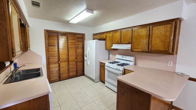 Building Photo - Introducing a spacious 4-bedroom, 2-bathro...