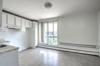Building Photo - 402 Av. Copernic