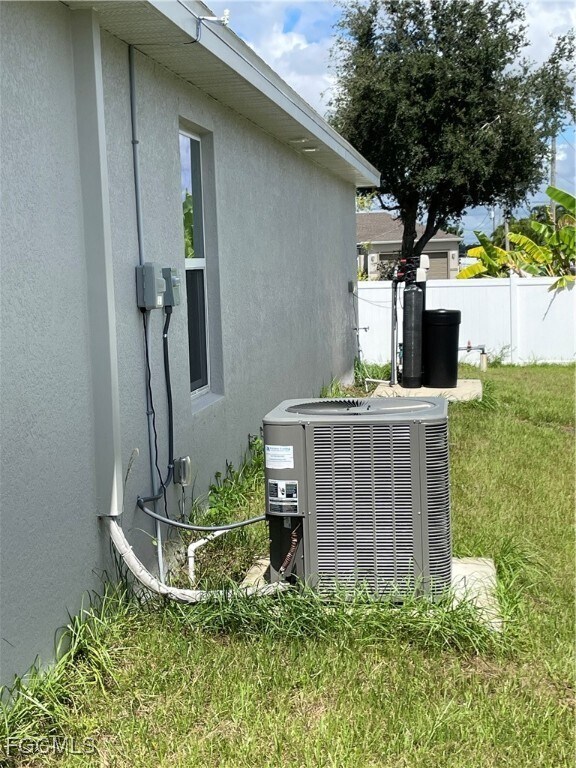 Building Photo - 2805 NW 6th Terrace