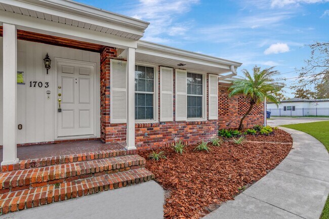 Foto del edificio - Charming 3 Br. 3 Ba. Home in Southeast Sem...