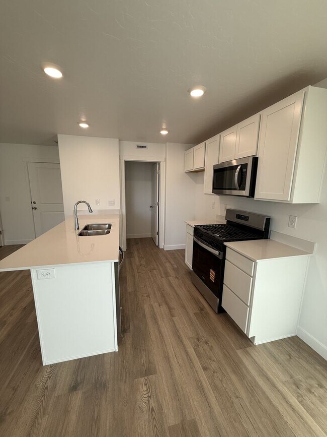 Foto del edificio - Brand New Beautiful Town Home in Salem, UT