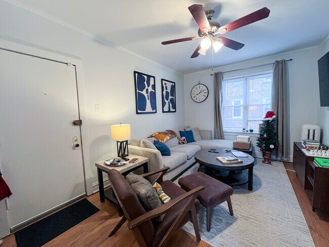 Building Photo - 654 W Oakdale Ave