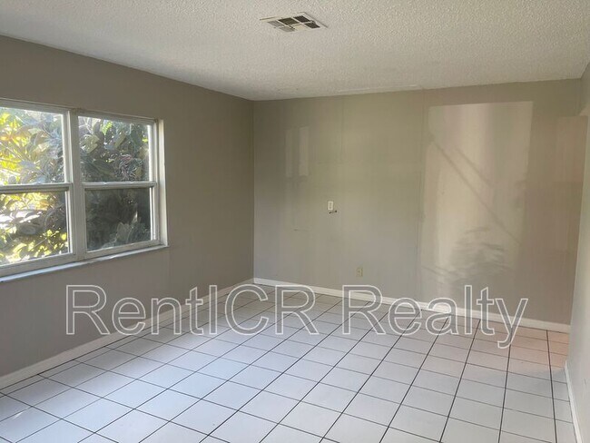 Foto del edificio - 5281 Bamboo Pl