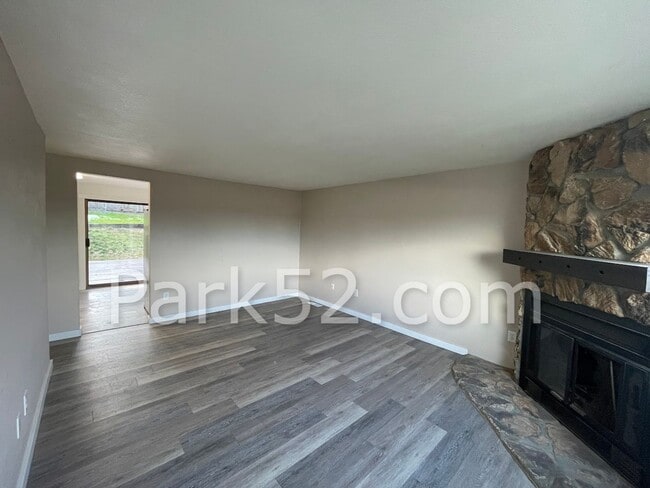 Building Photo - North Tacoma 4 Bed 2 Bath Single Family Home