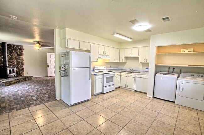 Foto del edificio - 3 bed 2 bath house North of Utah park