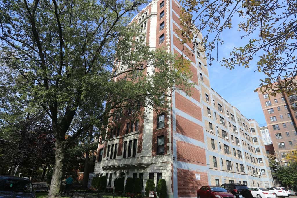 Primary Photo - 440 W Barry Ave