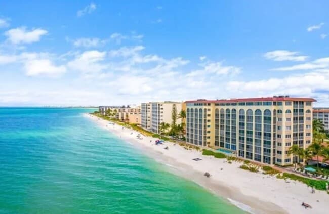 Foto del edificio - ** STUNNING BEACHFRONT 2/2 PENTHOUSE SEASONAL UNIT ** CASA BONITA GRANDE ** MODERN ** LUXURY ** B...